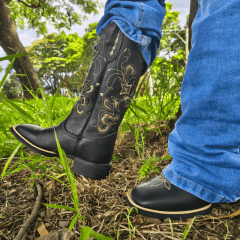 Bota Feminina Preta em Couro Bordado a Laser